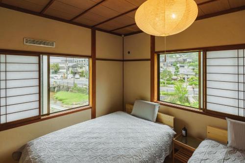 松江市にある川の灯のベッドルーム1室(ベッド2台、窓2つ付)