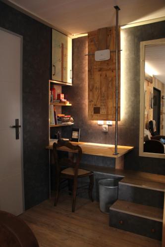 un bureau à domicile avec un bureau et une chaise dans l'établissement Chaleureux meublé Chessy Proche Disney, à Chessy