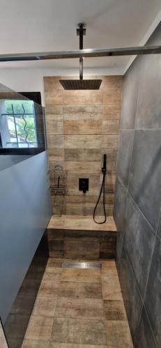 La salle de bains est pourvue d'une douche avec une croix sur le mur. dans l'établissement La Maison du Bonheur, à Trans-en-Provence