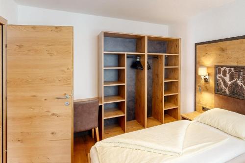 a bedroom with a bed and a closet at Apart Darre inclusive Super Sommer Card in Serfaus