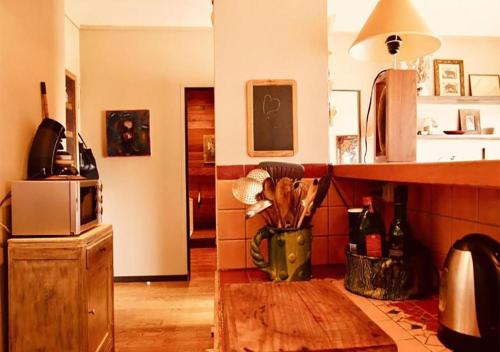 - une cuisine avec un comptoir et un four micro-ondes dans l'établissement T2 à Cassis vue mer de rêve, à Cassis