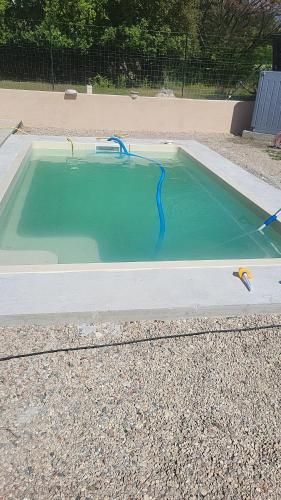 une petite piscine d'eau verte dans un parc dans l'établissement Demeure la Solédad, à Monteux