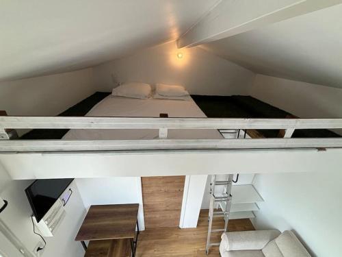 Cette chambre offre une vue sur la mezzanine. dans l'établissement Studio avec piscine partagée, à Saint-Vincent-de-Tyrosse