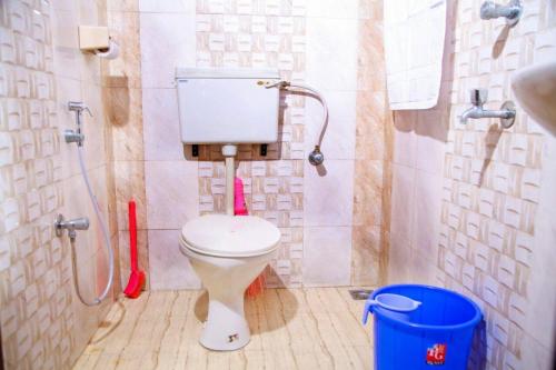 uma casa de banho com um WC e um chuveiro em Mom&Pop Thyparambil Heritage em Alappuzha