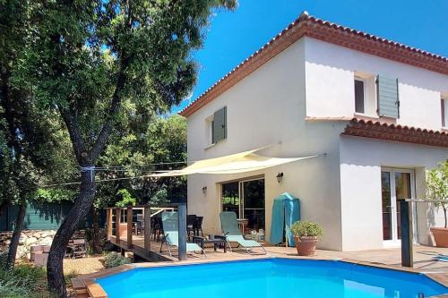 une villa avec piscine devant une maison dans l'établissement Villa Garrigue - piscine, parking, maison entière, à Beaulieu