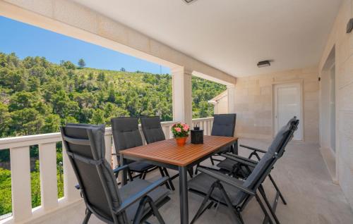 3 Bedroom Beach Front Home In Pucisca