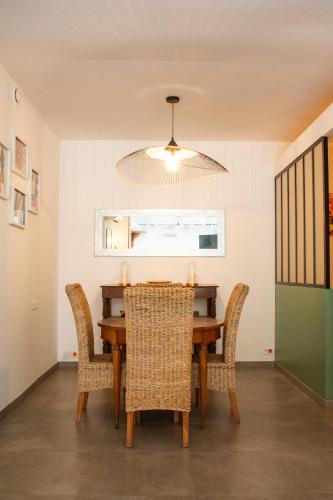 une salle à manger avec une table et des chaises en bois dans l'établissement Grand Studio - Proche Gare, à Cassis