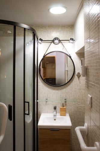 une salle de bain avec un lavabo et un miroir dans l'établissement Grand Studio - Proche Gare, à Cassis
