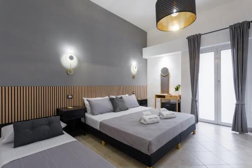 a bedroom with a bed with two towels on it at Vesuvio Plaza Room in Ottaviano