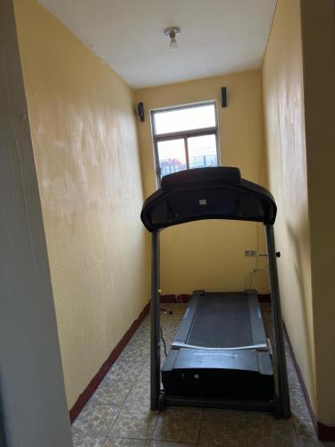 a room with a treadmill in a room with a window at Casa Marconi in Quetzaltenango