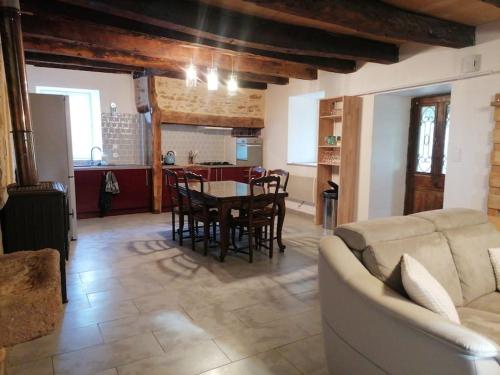 un salon avec un canapé et une table dans l'établissement La quercynoise, à Reyrevignes