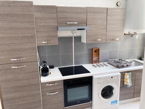 une cuisine avec une machine à laver et un lave-linge dans l'établissement À 2 pas du centre, à Nice
