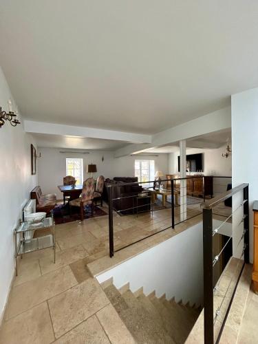 un salon avec un canapé et une table dans l'établissement Le Petit Prieuré, à Châteauneuf-du-Pape