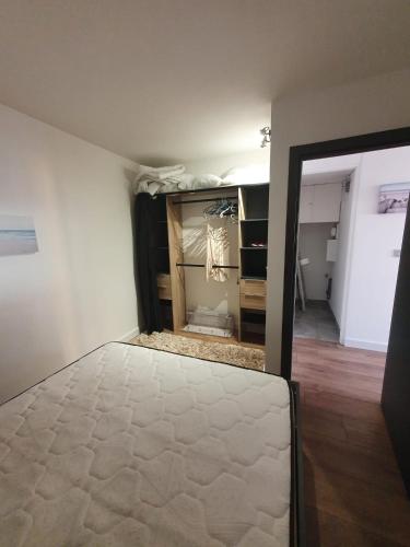 une chambre avec un lit au milieu d'une pièce dans l'établissement Katikias, à Bandol