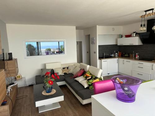 un salon avec un canapé et une cuisine dans l'établissement Katikias, à Bandol