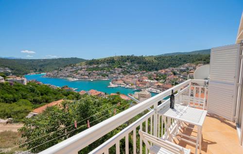 プチシャにあるCozy Apartment In Pucisca With Wifiの川の景色を望むバルコニー