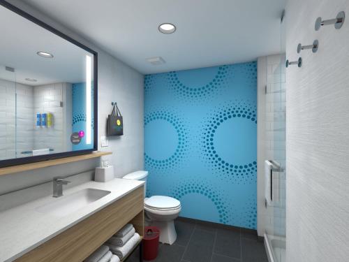 baño con aseo y pared azul en Tru By Hilton Harrisonburg, Va en Harrisonburg