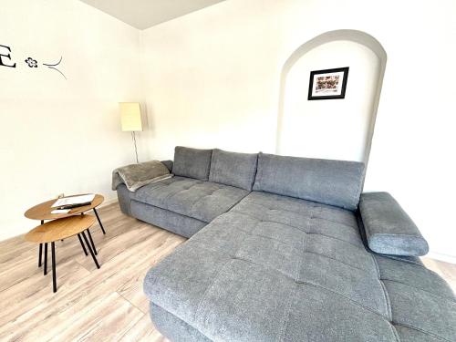 a living room with a couch and a table at Grosse Comfort-Ferienwohnungen Haus Bonni in Celle