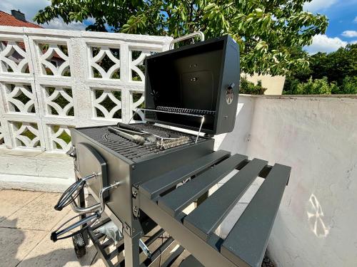 a bbq grill with a computer on top of it at Grosse Comfort-Ferienwohnungen Haus Bonni in Celle
