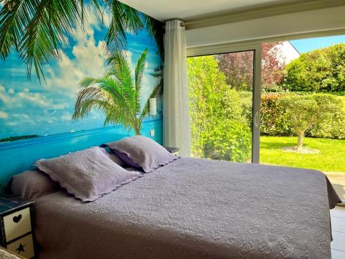 a bedroom with a bed in front of a window at La Baule - Villa avec jardin, 15 mn plage-centre-ville in La Baule