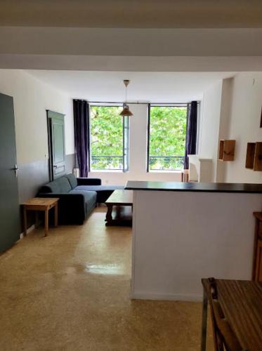 un salon avec un canapé et une table dans l'établissement A DEUX MINUTES DU CHATEAU FORT de SEDAN, à Sedan