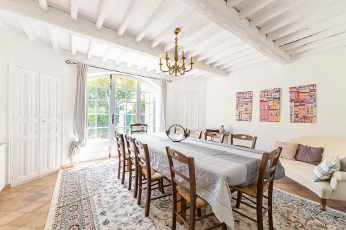 une salle à manger avec une table, des chaises et un canapé dans l'établissement MAISON DE MAITRE 230M² EN PLEIN COEUR DU VILLAGE, à Camps-la-Source