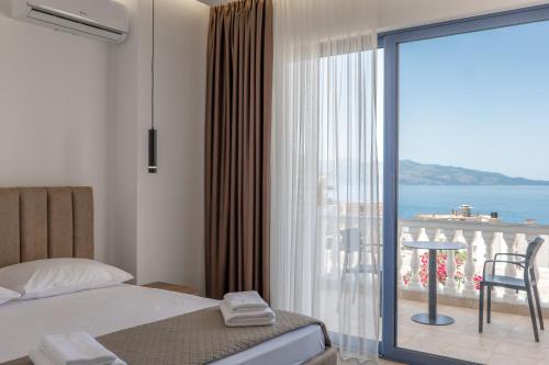 Ένα ή περισσότερα κρεβάτια σε δωμάτιο στο Keos Hotel
