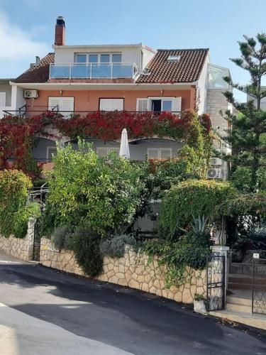 Spacious Apartment, Villa Tania