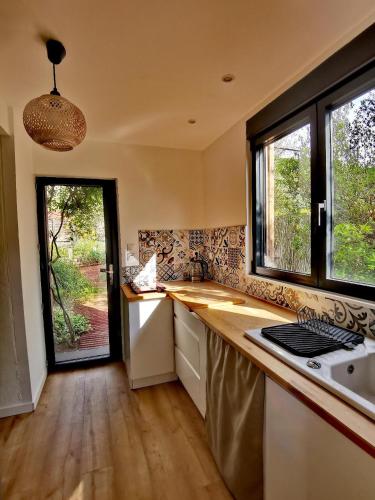 une cuisine avec un comptoir et une fenêtre dans l'établissement Studio Orange Oasis, à Salasc