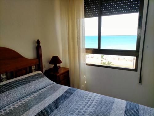 Apartamento primera linea con piscina y parking.