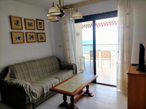 Apartamento primera linea con piscina y parking.