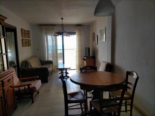 Apartamento primera linea con piscina y parking.