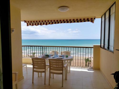 Apartamento primera linea con piscina y parking.