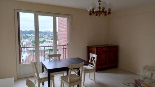 une salle à manger avec une table et des chaises et une fenêtre dans l'établissement Appartement 3P Centre Bourg La Reine face à la Gare REB B - Paris à 10mn, à Bourg-la-Reine