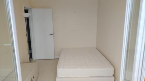 - un lit blanc dans une chambre avec un miroir dans l'établissement Appartement 3P Centre Bourg La Reine face à la Gare REB B - Paris à 10mn, à Bourg-la-Reine