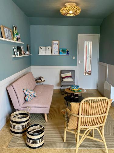 un salon avec un canapé et une table dans l'établissement Appartement cosy stylé 50 m plage coeur de bourg, à Brignogan-Plage