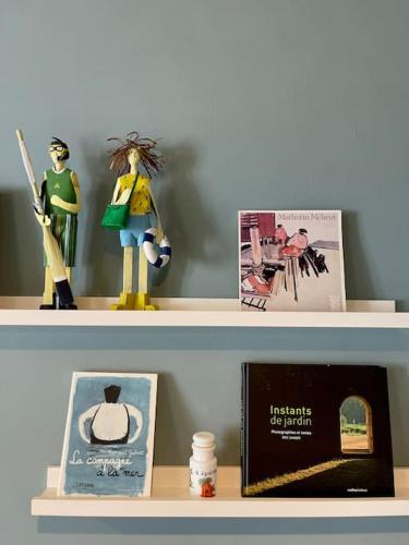 une étagère avec des jouets et une boîte dessus dans l'établissement Appartement cosy stylé 50 m plage coeur de bourg, à Brignogan-Plage