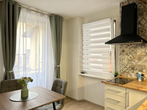 cocina con mesa, ventana, mesa y sillas en Timco apartment with balcony and air-conditioner, en Torno