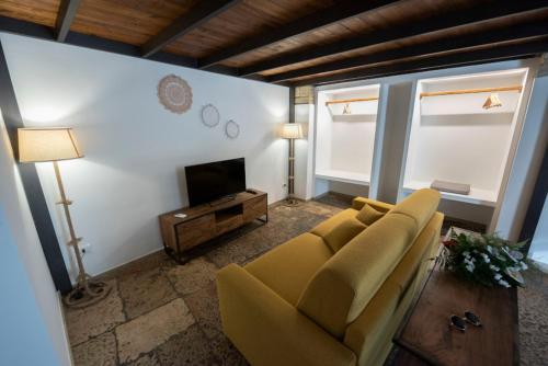 a living room with a couch and a television at Casa Alexina in Lesina