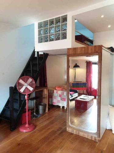 une chambre avec un escalier et une chambre avec un miroir dans l'établissement Balcony last floor harbour Nice parking on demand, à Nice