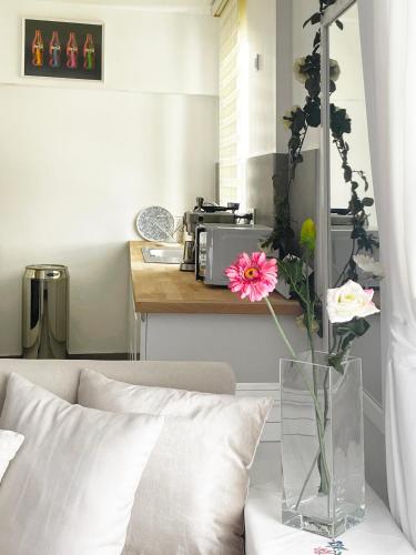 a vase with a pink flower sitting on top of a couch at Place Sainte Marguerite in Provins