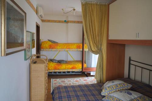 リド・ディ・イエゾロにあるAttico Alghe Rosse Jesolo lidoのベッドルーム1室(二段ベッド2組付)