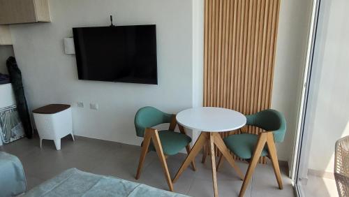 Μια τηλεόραση ή/και κέντρο ψυχαγωγίας στο Porto Horizonte Aparta Suite en Santa Marta, Sector Bello Horizonte Pozos Colorados