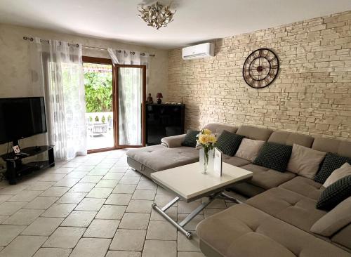 un salon avec un canapé et une table dans l'établissement Maison familiale classée 3 Etoile - Clim & Piscine privée -, à La Farlède