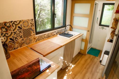 une petite maison avec un bureau avec un ordinateur portable dessus dans l'établissement Studio Orange Oasis, à Salasc