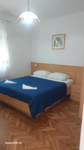 Postel nebo postele na pokoji v ubytování Apartmani Lana Rab