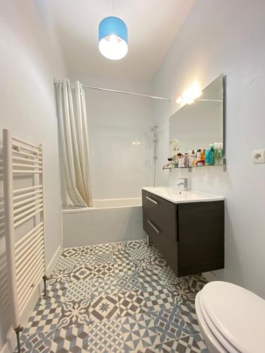 une salle de bain avec un lavabo et des toilettes dans l'établissement Maison de ville 5 min de la gare, à Bordeaux