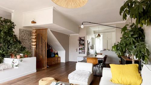 a living room with a couch and a table at Maison 180 m2 avec bassin-piscine en bois à Vauban in Marseille
