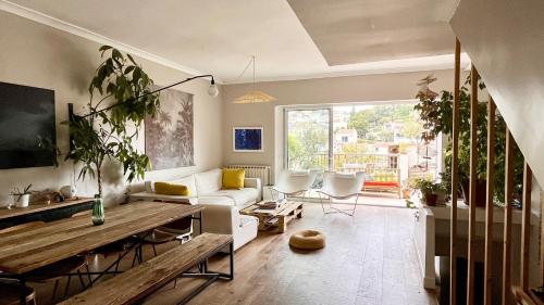 a living room with a couch and a table at Maison 180 m2 avec bassin-piscine en bois à Vauban in Marseille