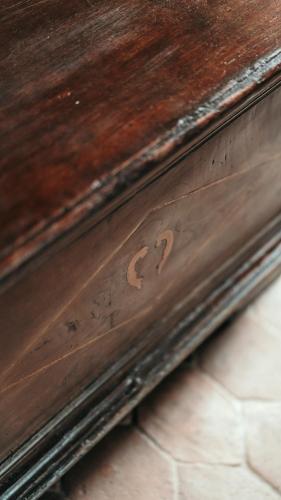 a wooden drawer with a question mark on it at Puleera Boutique Hotel in Giarre